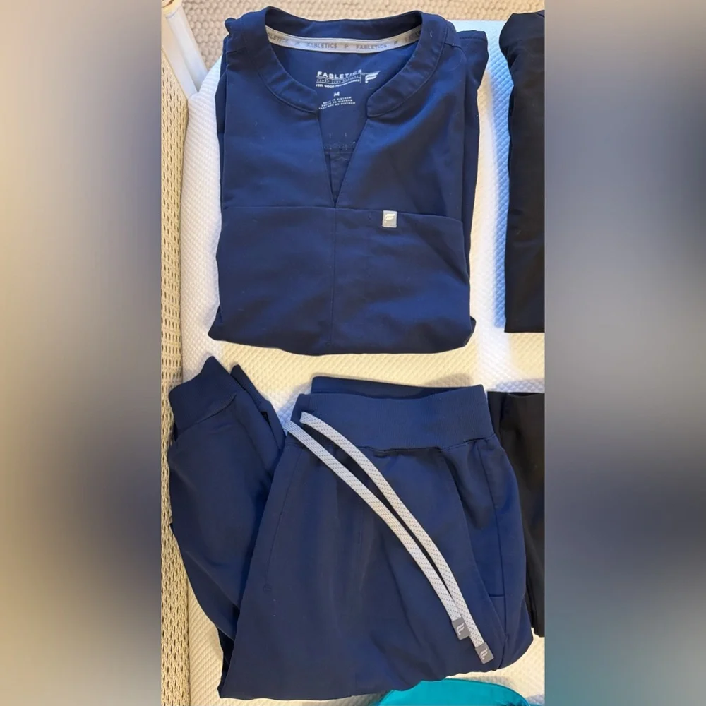 Navy Fabletics Women’s Scrub Set - Picture 6 of 6